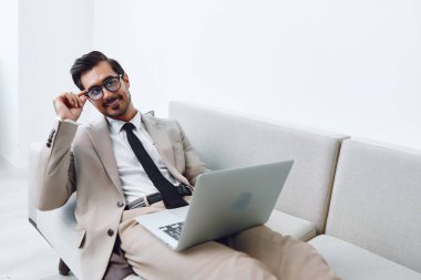 Çevrimiçi teknoloji beyaz video yaşam tarzı yakışıklı erkek milenyum insanı gülümseyen dizüstü bilgisayarlı kanepe yaşam portresi ev Kafkas kanepesi