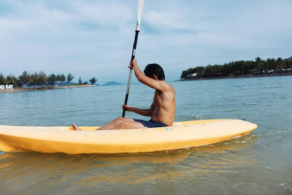 Homem Asiático Feliz Caiaque Uma Praia Tropical — Fotografia de Stock