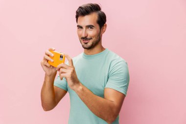 Mutlu adam elinde öğrenci fotokopisi tutan cep telefonu mesajı siber uzay iş adamı başarı stüdyosu akıllı telefon yaşam tarzı iletişim telefon pembe uzay tüccarı portresi işi