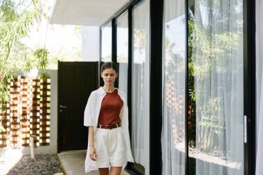 Beyaz kadın kadın yaşam tarzı güzellik esmer, zarif yetişkin kadın genç beyaz görünümlü modern tarz güzel model şehir çekici.