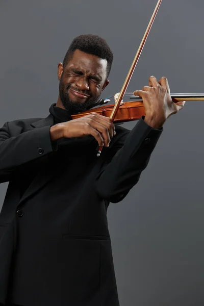 Eleganter Afroamerikanischer Mann Smoking Spielt Geige Vor Grauem Hintergrund Und — Stockfoto
