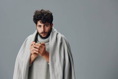 Erkek adam beyaz portre sakallı adam yakışıklı stüdyo hayat tarzı süveter yüz ifadesi genç model çekici saçlar yetişkin beyaz arka plan