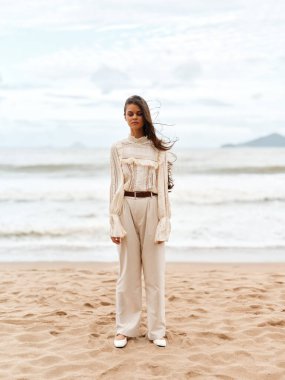 Güneş Öpen Güzel: Güneşli Mavi Gök 'ün Altında Rahatlatıcı Sahil Tatilinin Tadını Çıkaran Modaya Uyumlu ve Zarif Genç Bir Bayan