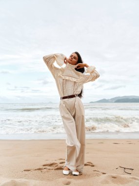 Yaz Kaçamağı: Tropikal Cennet 'te Dinlendirici Plaj Tatili Yapan Güzel Genç Bir Kadın