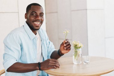 Adam mutlu görünüyor erkek yetişkin yaşam tarzı mutluluk genç yakışıklı sıradan adam gülümse pozitif insan portresi siyah Afro-Amerikan portresi