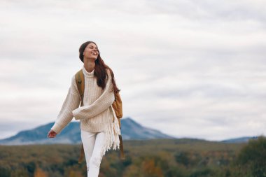 Mountain Bliss: Gülümseyen Kadın Uçurumda Macera