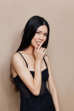 Kadın güzelliği bej makyaj saçı Asyalı model saç modeli seksi kuaför portresi güzel siyah saç moda Koreli uzun çekici zarafet kozmetik