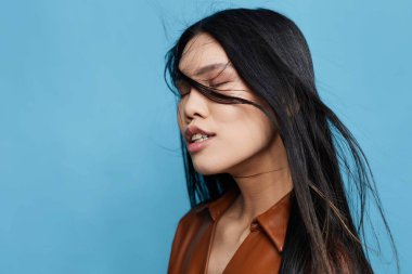 Kadın iş kadını, Asyalı neşe tatlı moda güzeli, arka planda Kore 'li, Japon, kendine güvenen, kendine güvenen, el yapımı, yaşam tarzı, moda, neşeli, uzun, mavi saçlı.