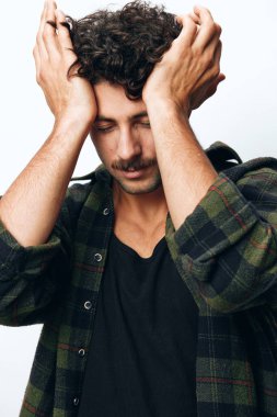 Taklitçi, hippi, yakışıklı, gülümseyen, portre gömlekli, yakışıklı, çekici, olgun, yetişkin, modaya uygun, modaya uygun, İspanyol, arkadaş canlısı, izole bir yüz.