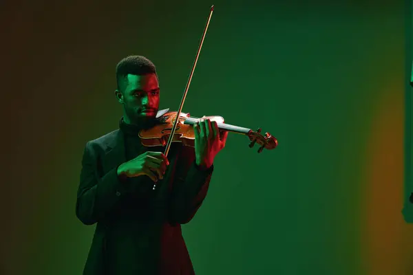 Eleganter Mann Anzug Spielt Geige Vor Lebendigem Grünen Und Roten — Stockfoto