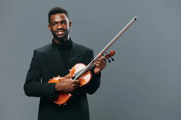 African American Man Elegant Suit Holding Violin Gray Background Music — Stock Photo, Image