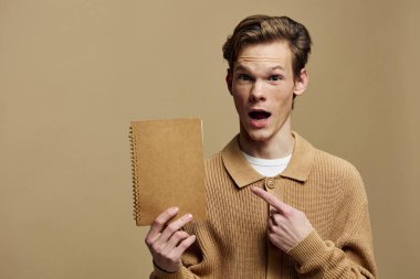 Çok Yönlü İfadeler: Canlı Stüdyo Ayarlarında Yakışıklı Erkekler Koleksiyonu