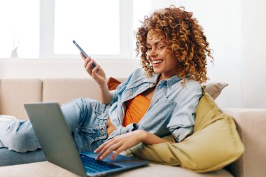 Laptop 'ta Gülümseyen Kadın Yazıyor: Yaşam Tarzı Evde Mutluluk