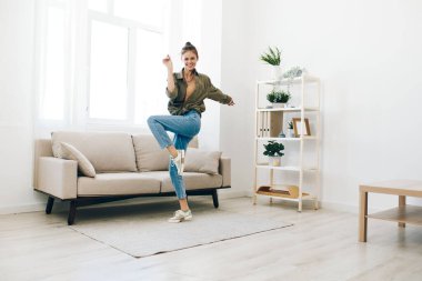 Neşeli Kadın Kaygısız, Neşeli Ev Hayatı Konsepti ile Dans ve Şarkı Söylüyor