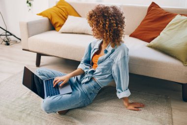 İçişleri Bakanlığı 'nda dizüstü bilgisayarda çalışan gülümseyen kadın.