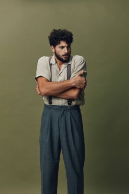 Erkek yüz, sıradan tarz, genç, beyaz, kendine güvenen, sakallı, havalı, beyaz saçlı, yakışıklı, izole bir yetişkin arka plan stüdyosu.