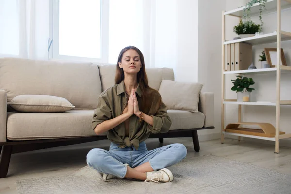 Stilles Leben Heitere Frau Meditiert Auf Gemütlichem Sofa Moderner Wohnung — Stockfoto