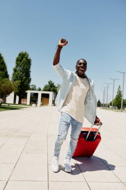 Yakışıklı, modaya uygun, çekici, genç, başarılı Afrikalı, mutlu, şık erkek, moda, mutlu, yetişkin Amerikan vatandaşı gülümsüyor.