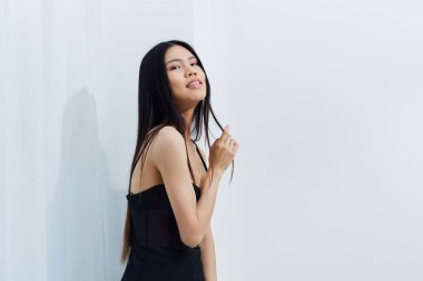 Çekici bir kadın kuaförü, uzun, beyaz saçlı, güzel, kadınsı, kozmetik, siyah, çekici kız portresi.