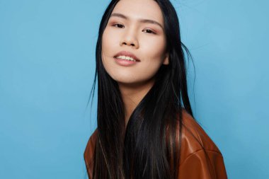 Moda kadını Japon portresi Asyalı bayan modaya uygun yaşam tarzı arka plan sevimli saçlar mutlu stüdyo mutluluğu kendinden emin mavi