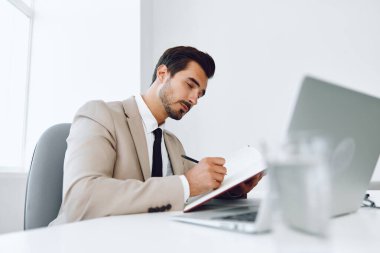 Laptop giysisi mutlu lider iş adamı firması pozitif kurumsal planlama kağıt konsepti kazanan yönetici ofis erkek evrak işi tutan