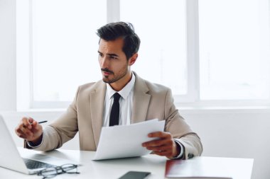 Lider iş yeri gözlüğü, uzmanlık alanı planlama, işgal teknolojisi, dizüstü bilgisayar, çekici şirket kağıt konsepti, mutlu belge işadamı, akıllı ofis işi.