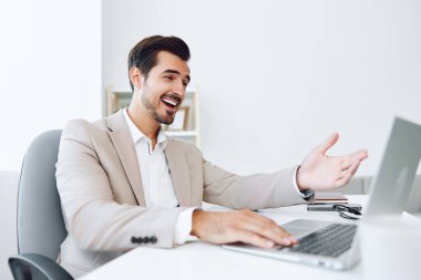 İnsan patronu teknoloji şirketi yöneticisi mutlu arka plan kazananı Kafkas dizüstü bilgisayar çalışanı iş adamı olumlu iş adamı çığlığı yakışıklı takım elbise ifadesi