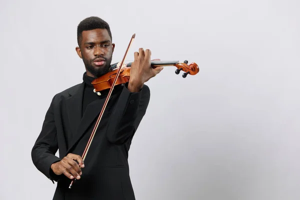 白い背景コンセプトでタキシードでバイオリンを演奏するエレガントなアフリカ系アメリカ人男性 — ストック写真
