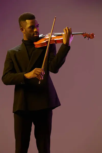 Ein Mann Anzug Spielt Geige Auf Einem Leuchtend Violetten Hintergrund — Stockfoto