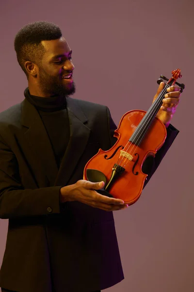 Eleganter Musiker Anzug Spielt Geige Vor Leuchtend Violettem Hintergrund Für — Stockfoto