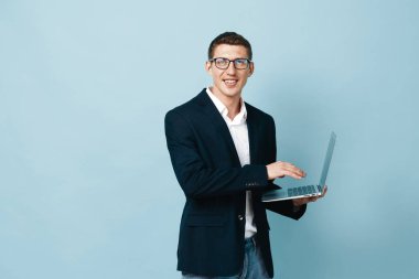 İş yöneticisi, profesyonel teknoloji, iş adamı, bilgisayar, beyaz, beyaz, beyaz, beyaz, beyaz, beyaz, erkek, ofis bilgisayarı, dizüstü bilgisayar, arka plan, genç, iş adamı görünümlü,