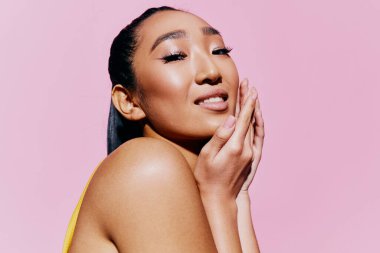 Gülümseyen kadın sarı makyaj Asyalı kadın mayo güzellik stili yakın yaşam tarzı portre bir ten stüdyo bayan gözler pembe dudaklar moda yaz