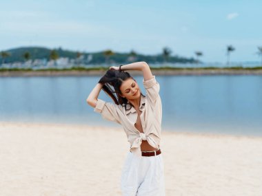 Yaz Saadeti: Tropikal Plajda Tatilden Hoşlanan Çekici Genç Kadın