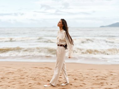 Çıplak Ayaklı Güzel: Tropik Plajda Güneşli Tatilin Tadını Çıkaran Genç Bir Kadın