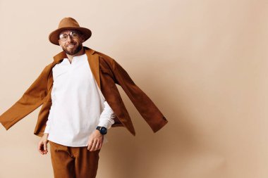 Şık bir adam genç yetişkin arka plan yakışıklı sakal batılı adam beyaz şapkalı kovboy tarzı beyaz portre Kafkas tarzı