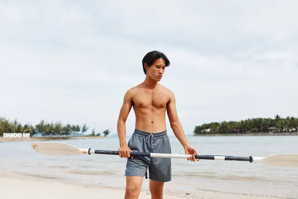 Hombre Asiático Activo Disfrutando Aventura Paddleboarding Atardecer Unas Divertidas Vacaciones —  Fotos de Stock