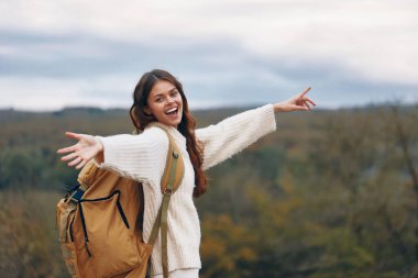 Dağ Macerası: Uçurumda Gülümseyen Kadın, Doğayı Saran Özgürlük