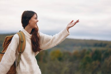 Dağ Gezginliği: Gülümseyen Kadın Özgürlük ve Keşif Macerası