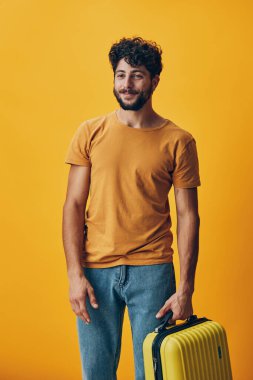 Erkek manken tişörtü yetişkin portresi kendine güvenen moda tarzı yakışıklı, stil sahibi, stil sahibi, mutlu, beyaz, neşeli, modern, çekici, sıradan bir adam.