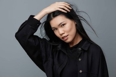 Sağlıklı kadın yüzü güzel Asyalı arka plan gri güzel vesikalık gülümseme moda kızı portresi