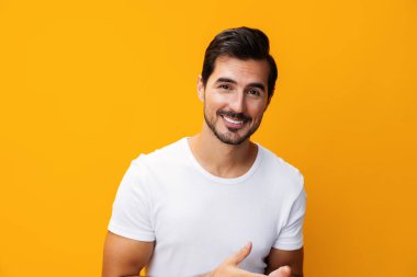 Yaşam tarzı erkek kıyafetleri öndeki şablon, stüdyo tişörtü, beyaz tişört, modelleme, gülümseme izole edilmiş arka plan görüntüsü, neşeli kot, boş günlük model sarı portre.