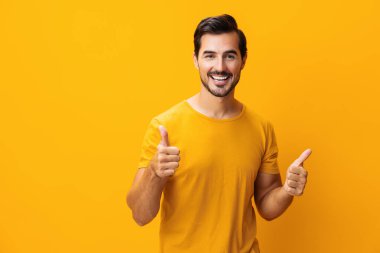 Gülümseyen adam sarı kollu mutlu adam gülümseyen uzay adamı neşeli hayat tarzı sarı model stüdyo tarzı çekici moda izole edilmiş portre ifadesi kendinden emin jest