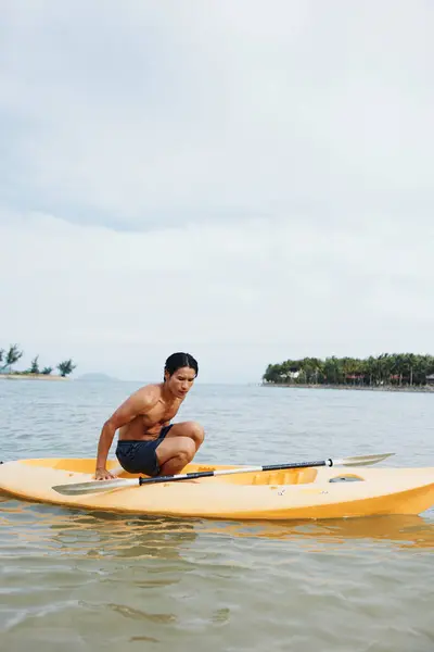 Feliz Asiático Hombre Kayak Tropical Paraíso —  Fotos de Stock