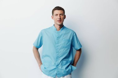 Beyaz adam, beyaz adam, beyaz adam, beyaz adam, beyaz görünümlü genç adam, gülümse, stüdyo, yetişkin, mutlu yüz, yakışıklı iş adamı gömleği.