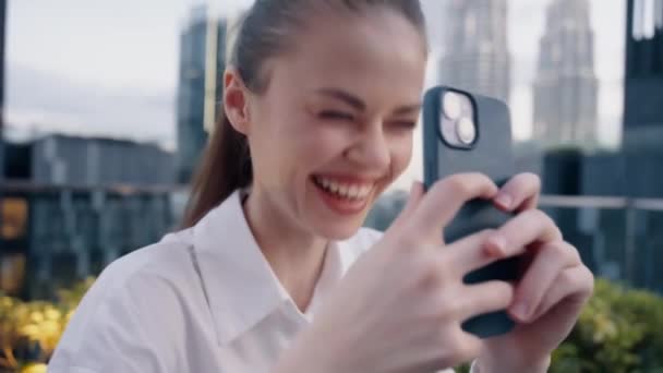 Mujer Negocios Con Teléfono Mano Divertida Riendo Sonriendo Fondo Ciudad — Vídeo de stock