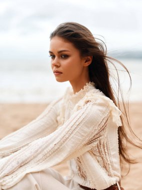 Genç, Özel Bir Kadının Güzelliği: Bir Sahilde Okyanusa Bakan, Nefes Kesen Yaz Gökyüzüne Karşı Şekil Bir Portre.