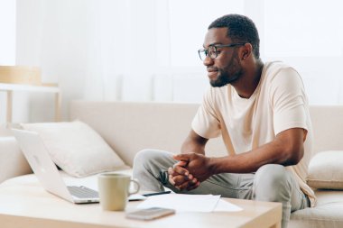 Gülümseyen Afrikalı Amerikalı Serbest Çalışan Modern Oturma Odasında Laptop