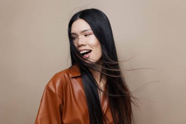 Moda mankeni kadın kuaför kız makyajı cazibeli siyah yüz uzun Koreli güzellik makyaj bej renk saç zarif seksi saç portresi çekici güzel