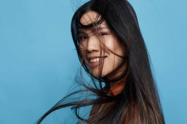 Kadın portresi mavi yaşam tarzı Asyalı uzun gülümseme mutlu arka plan bayan stüdyo kızı Koreli güzellik moda kendine güvenen çekici Japon iş dünyası neşesi