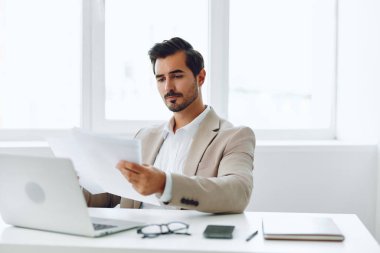 Şirketin iş adamı, gülen dizüstü bilgisayarında yakışıklı bir çalışan, kağıt işçisi mutlu iletişim kurma başarılı ofis planlaması beyaz gömlek